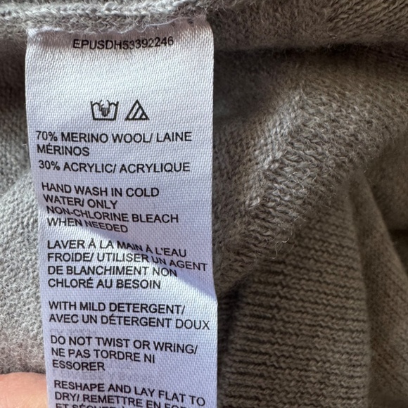 Saks  Fifth Avenue sweater - Picture 8 of 12